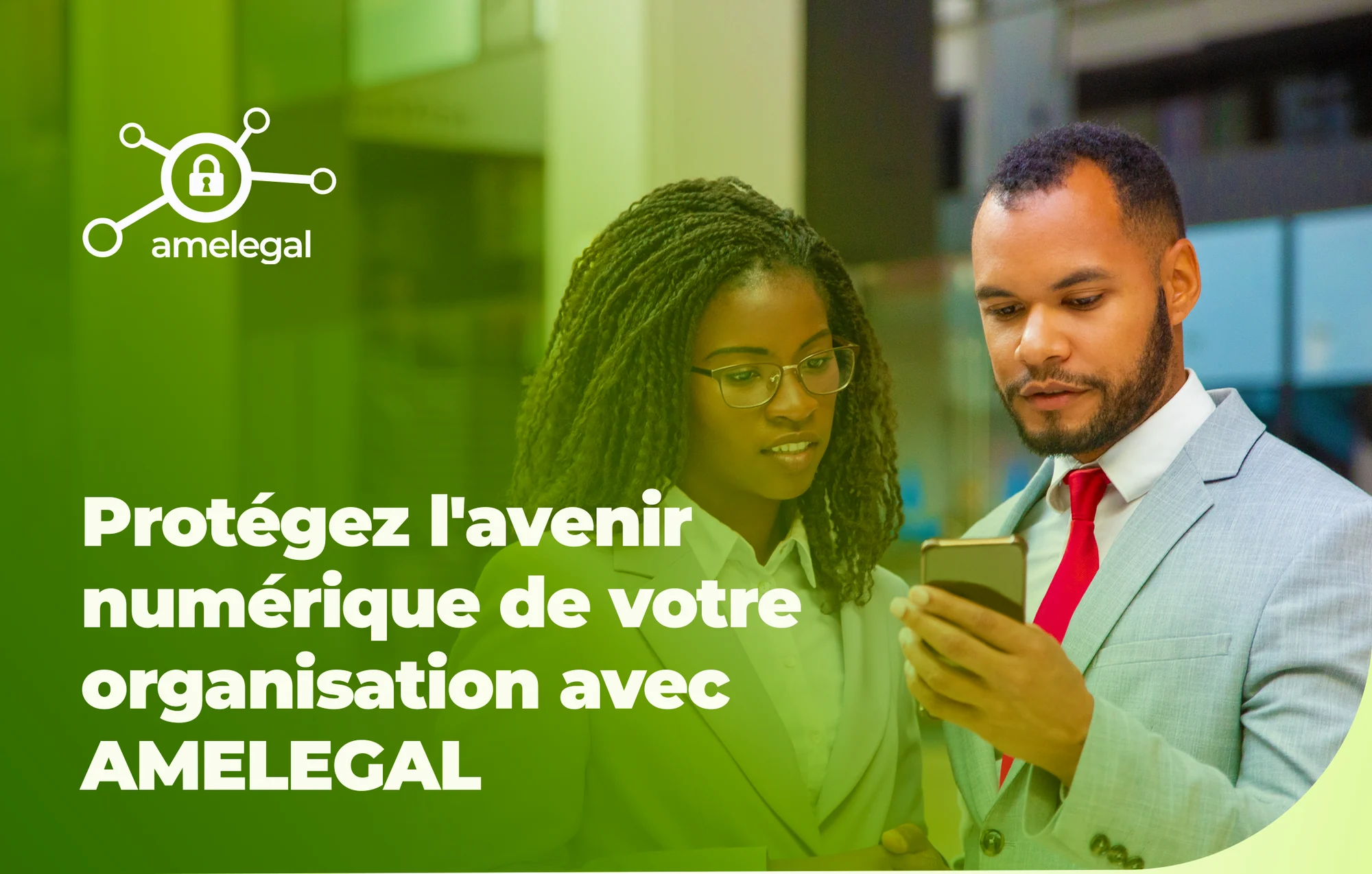 Deux professionnels consultant un smartphone, visuel « Protégez l'avenir numérique de votre organisation avec AMELEGAL »